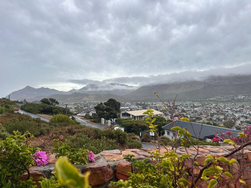 To Let 4 Bedroom Property for Rent in Fish Hoek Western Cape